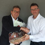 Verabschiedung Hermann Holzinger durch den neuen 1. Vorsitzenden SKV Richard Vollert