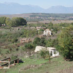 Zerstörte Häuser in einem ehemaligen Kampfgebiet bei Klina, Kosovo.
