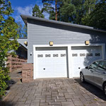 Kahden auton talli ja edessä kaksi autopaikkaa 