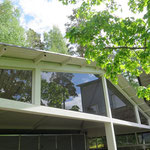 Katettu terassirakenne ulkoa päin. Ylhäällä ikkunat.