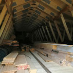 Cold storage space at intermediate floor 