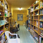 Ulkorakennuksen "kirjasto" ja kesämajoitustila, oma sisäänkäynti 