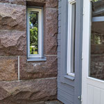 Graniitin ja puun saumatonta yhteistyötä