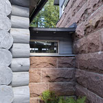 Yhdyskäytävä päärakenuksen ja saunan välillä 