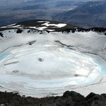 Ein Kratersee unterhalb vom Gipfel