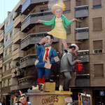 Pappmasche Figuren: Soll vermutlich Frau Merkel sein mit spanischen Politikern als Marionetten.