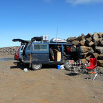 Der "Campingplatz" Am Grettislaugar, hinter den Steinen ist das Nordmeer