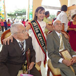 Los dos padres centenarios, con la Niña Cantón Bolívar (Ecuador).