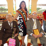 La Sra. Casada del Cantón Bolívar (Ecuador) y los padres centenarios honrados por el pueblo.