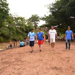 Caminando en la orilla de un río de Chone.