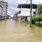 Inundación pluvial en Chone: Calle principal.