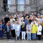 Egon Jüttner (links) mit Besuchern aus Mannheim vor dem Reichstag in Berlin