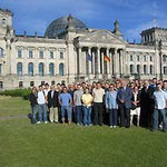 Studenten der Bundeswehr-Universität München mit Prof. Jüttner (Fünfter von rechts) und Prof. Wiesendahl (Siebter von rechts) vor dem Reichstagsgebäude in Berlin