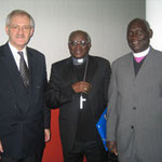 Egon Jüttner mit dem katholischen Erzbischof von Gulu, John Baptist Odama (Mitte) und dem emeritierten, anglikanischen Bischof von Kitum, Macleord Baker Ochola II., beide aus Uganda