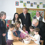 Egon Jüttner (mitte), Regina Trösch (links), Schwester Anna Lucia (rechts) und Pater Martin SJ (vorne rechts) mit Erzieherinnen und Kindern im Kindergarten St. Alfons