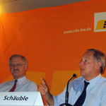 Bundesinnenminister a.D. Dr. Wolfgang Schäuble (rechts) zu Besuch bei Egon Jüttner (links) im Bundestagswahlkampf in Mannheim bei einer Podiumsdiskussion