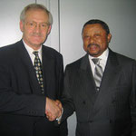 Egon Jüttner mit Dr. Jean Ping, dem Präsidenten der 59. UN-Vollversammlung