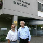 Prof. Jüttner (rechts) und Klaus Schillinger vor der III. Medizinischen Klinik in Mannheim