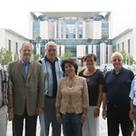 Pater Karl Weich SJ, Prof. Egon Jüttner, Horst Schmelcher, Maria-Rosa Sanchez, Margot Schmelcher, Dekan Msgr. Horst Schroff und Don Isidro Hernan vor dem Bundeskanzleramt in Berlin (von links)