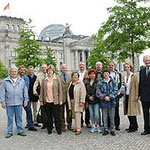 Polizeibeamte mit Begleitung und Egon Jüttner vor dem Reichstagsgebäude