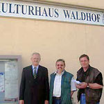 Egon Jüttner, Klaus Schillinger und Stadtrat Erwin Feike vor dem Kulturhaus Waldhof