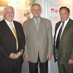 Egon Jüttner mit den Volksbankdirektoren Bernhard Aust und Edgar Gundel (v.l.)