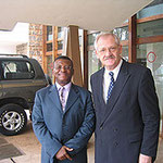 Egon Jüttner mit dem ehemaligen Außenminister von Kamerun, François-Xavier Ngoubeyou