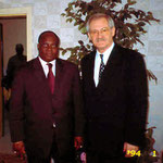 Egon Jüttner mit dem Minister für Staatskontrolle in Gabun, Martin Mabala