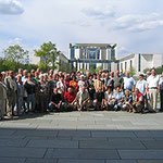 Prof. Jüttner mit Mitgliedern der St.Josefs-Gemeinde vor dem Kanzleramt
