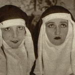 Barbara Ludwiżanka ( siostra Donata ) Zofia Grabowska ( siostra Różyczka ) w sztuce pt. Różyczka - Flersa i Caillaet`a ( T. Polski Poznań 1927 )
