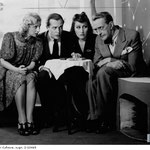 Mira Gołaszewska Zbigniew Rakowiecki Ewa Bonacka Józef Węgrzyn w sztuce pt Miecz małżeński w teatrzyku Miniatury ( Warszawa 1943 )