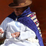 Huancavelica- fileuse de laine assise sur untrottoir