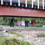 Séchage du linge sous un pont