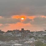 終わって外へ出たら夕方、落日がきれいでした。