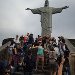 Andrang an der Statue / People crowding around the christ statue