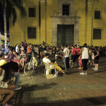 Auf einem Platz wird Samba getanzt und gefeiert / People dancing Samba and partying on a plaza in Cartagena