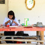 Louisa beim Basteln ihrer Notizbücher / Louisa making handicraft notice books