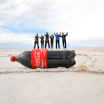Unsere Reisegruppe auf der Colaflasche / Our travel group on a bottle of Coke
