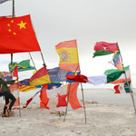Fahnen auf der Salar de Uyuni / Flags on Salar de Uyuni