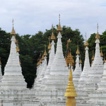 Tempel mit Hunderten von Stupas