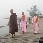 Mönche und Nonnen auf U-Bein-Bridge