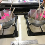 お湯で湯煎します