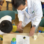 試薬を入れ二層に分離させます