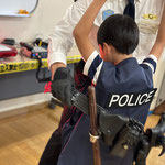 警察官装備品（帯革）を装着中！