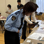 科学捜査の方法をレクチャー中！