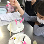 試薬の反応を観察中