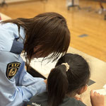 左右の指を比べます