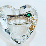 Ptエメラルド・ダイヤリング　E：0.20ct　D：0.07ct　地金重量：7.6ｇ　現行サイズ：12.5番　￥210,000（税込）