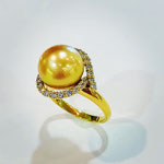 K18南洋ゴールデンパール・ダイヤリング　P：11mm D：0.42ct　サイズ直し可能範囲：7番～18番　￥198,000（税込）