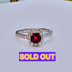 Ptレッドスピネル・ダイヤリング（クッションカット）　S：0.68ct　D：0.38ct　現行サイズ：12.5番　￥165,000（税込）